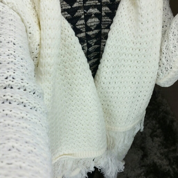 CASUAL DOLLZ CREAM KNITTED CARDIGAN - Picture 4 of 4